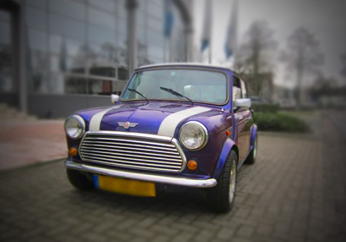 Une réelle Mini Cooper violette d'époque